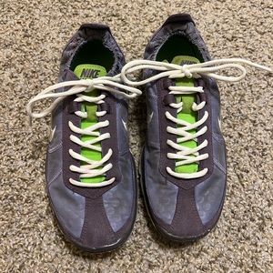 Purple Nike free tennis shoes